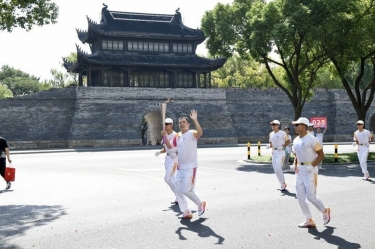 笑臉與熱情刷屏！這名火炬手是景興人！
